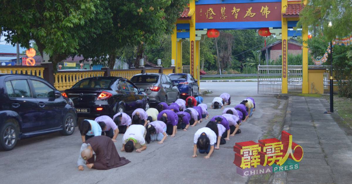 卫塞节庆典就以三步一拜揭开序幕。