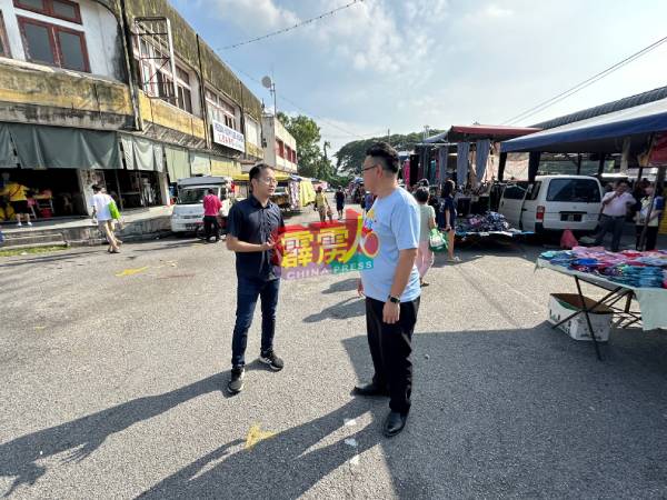 兵如港州议员办公室与怡保市政厅，将会就SPPK巴刹外的露天小贩作业，展开整顿计划，左起为吴锡华及林智安。