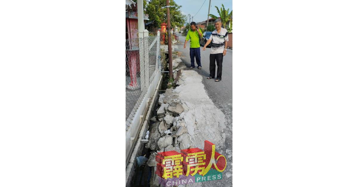 李春华（右）带来承包商巡视也朗新村崩塌的排水沟崩塌，以便安排近期动工提升。