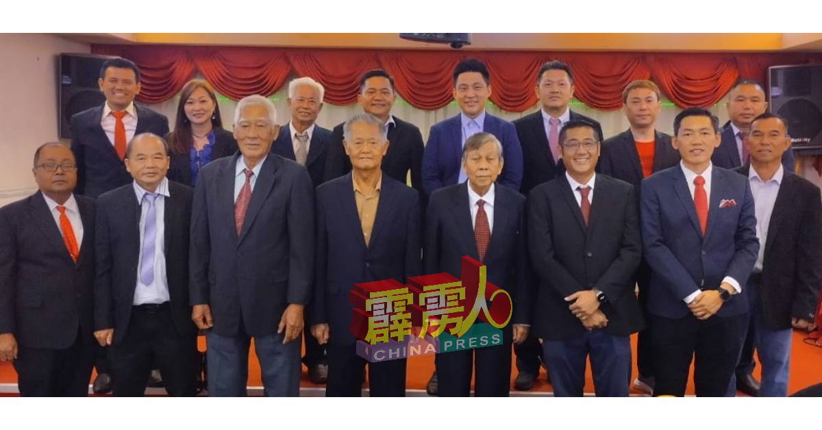 邓如峪（左5）与新届理事受到刘瑞裕（左6）的祝贺；左起为林振源丶谢海华丶骆亚九丶刘健■（左7起）丶刘凌源及罗元晖。