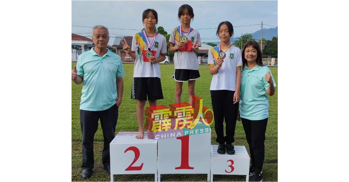 新邦椰朗华小首3名女子跳远高手，与颁发人王观发（左）及校长黄春莱合照。