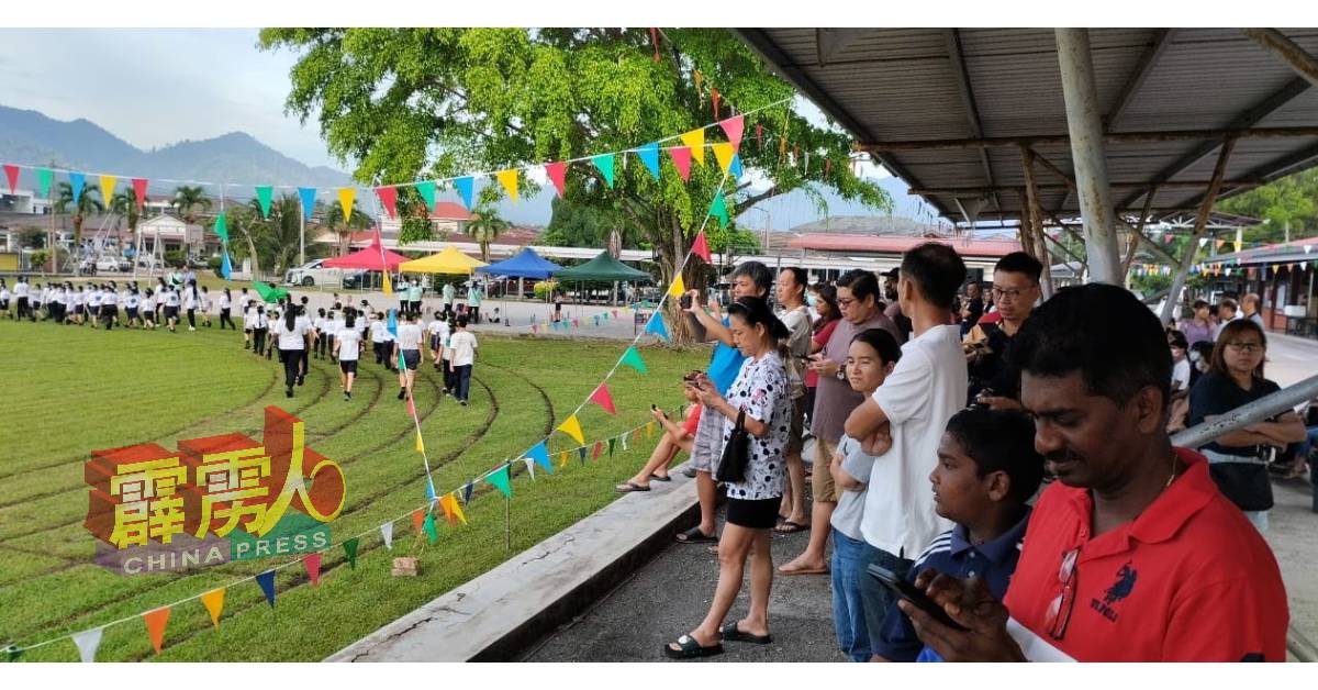 许多家长踊跃参与其盛，也不忘为入场的孩子拍下美丽的回忆，场面热闹！