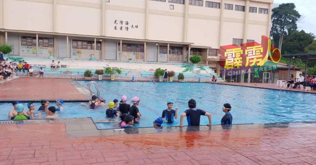 兴中游泳池计划开放更多时间，好给兴中学生在课外时间也能到泳池进行练习。