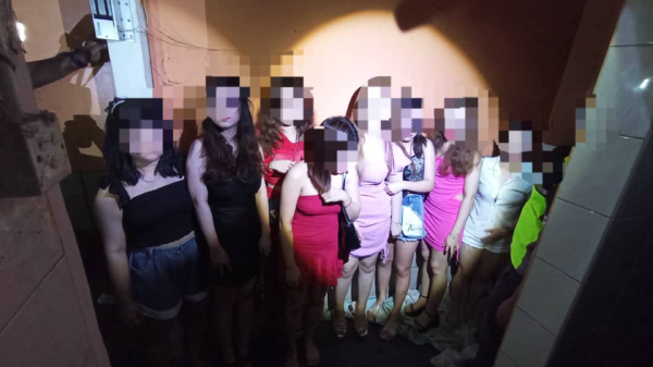 10名越南籍陪座女郎藏进一间密不通风的密室内，企图躲过执法人员的取缔。（霹移民局提供）