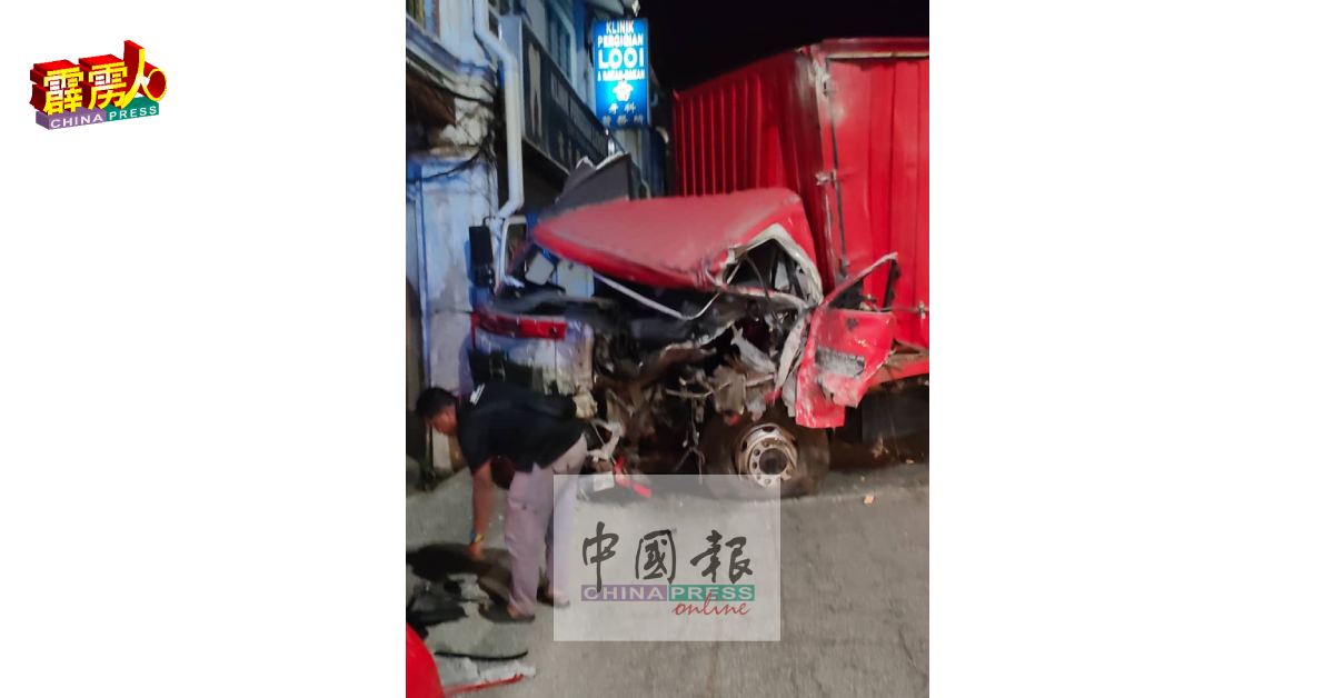 某快递公司的罗厘意外失控撞毁4店之间的柱子。