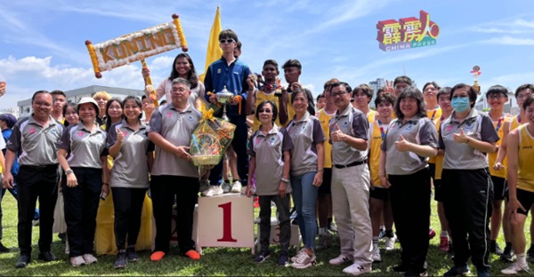 中学组黄队的最佳运动员霍子承（中）获奖后，与校方代表合影。