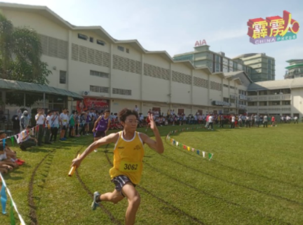 接力赛时,中学组运动员使竞冲刺!