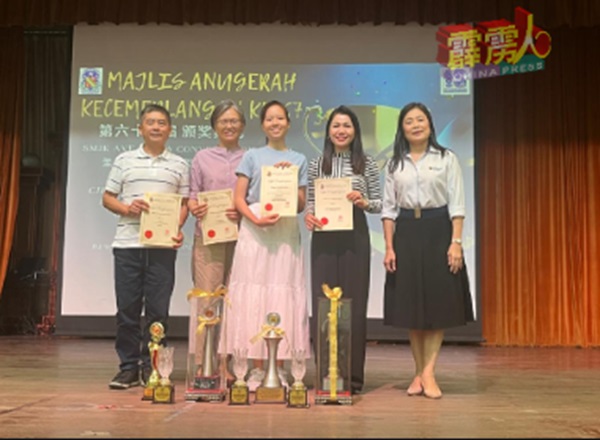 邹羽（中）获颁3项奖项后与父母邹贵兴（左起）与陈莉意，与薛佩诗（右2）及陈佩妮合摄。