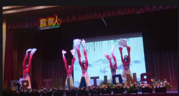 女学生以精湛舞艺表演舞蹈。