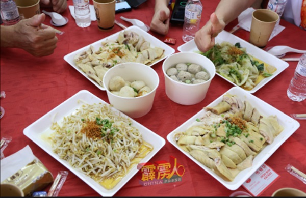 本地的芽菜鸡、油菜及猪肉丸等美食,获得海外代表竖指赞赏。