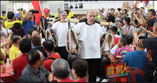 瑞士精武会代表，以别出心裁的风格，提着乐器奏起独特的乐声，引起众人瞩目。
　