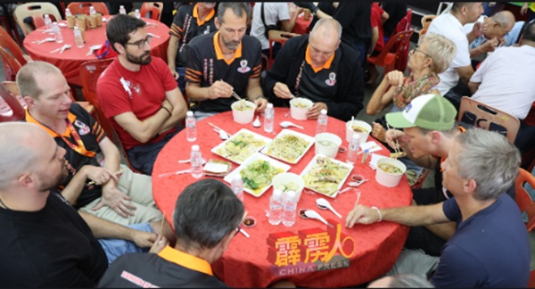 欧美的精武体育会代表，都品尝起美味的本地佳肴。
