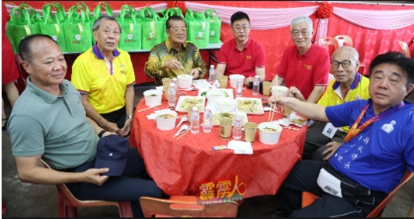 黄保生（左3起）与赵光圣（左起）、王智华、薛海荣、吴华生及王国强欢聚一堂交流。