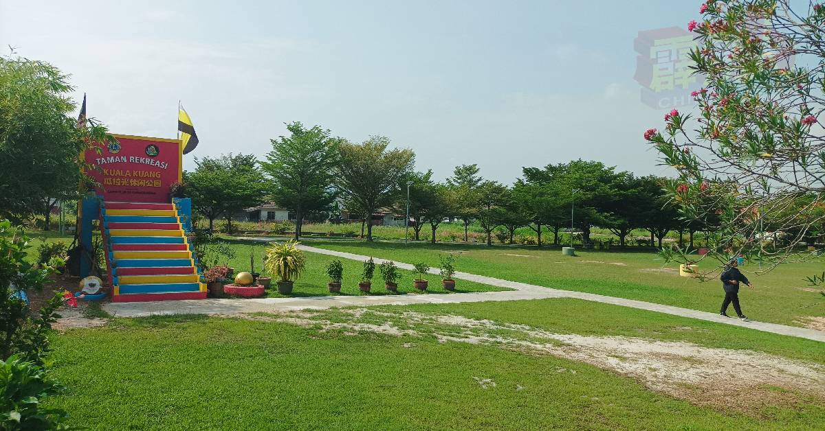 瓜拉光休闲公园四周花草树木环绕，平地上绿草茵茵，非常和谐、愉悦。