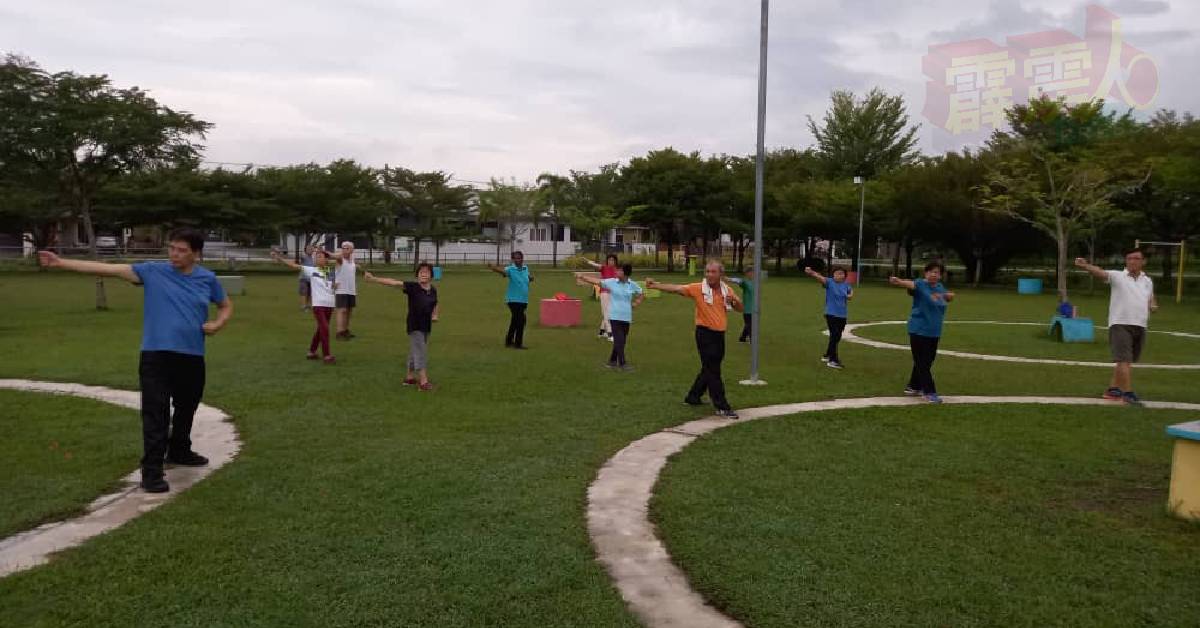 瓜拉光休闲公园清晨时段非常热闹，居民集体练习八卦外丹功或法家暖健身操。