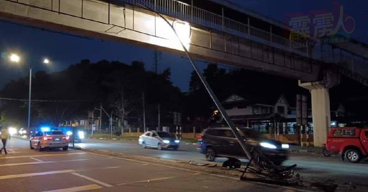 被撞断的电灯柱，倒向人人天桥，没有倒下路中殃及其他车辆。

