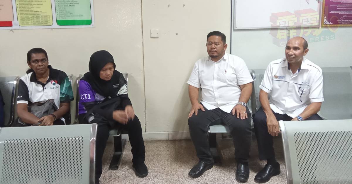 下霹雳县教育局官员前往医院探望伤者，及了解情况。
