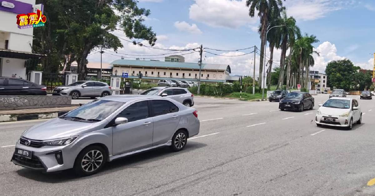 目前街道上大部分的汽车仍使用燃油车，现阶段仅有少数电动车。