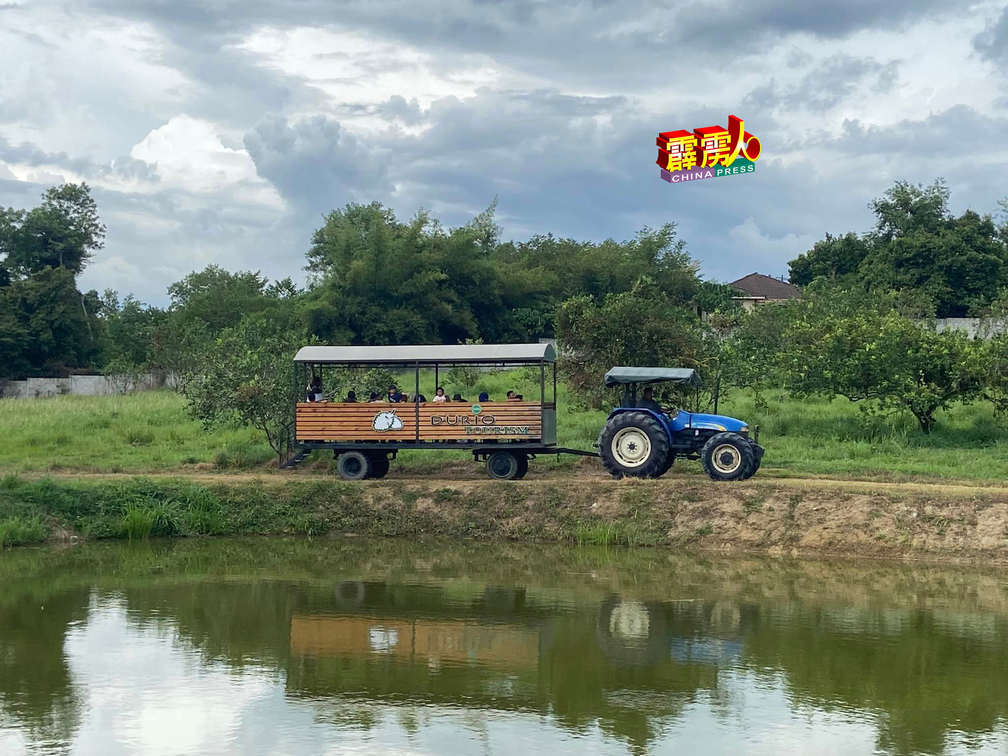 榴槤旅游套餐，包涵乘坐拖拉机拉动的车厢，游览风景秀丽的江沙MARDI榴莲种植园