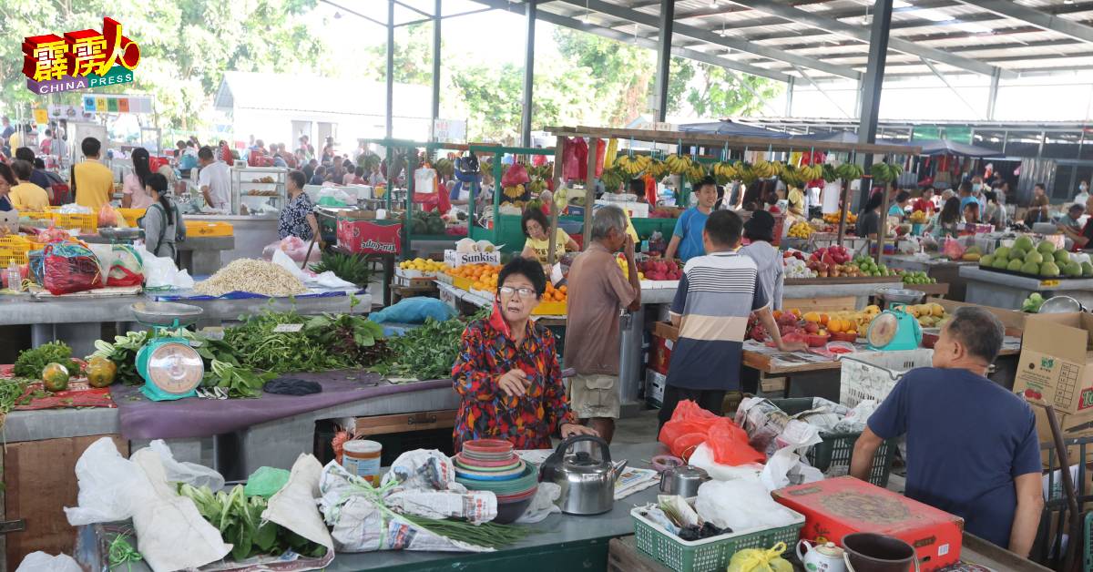 兵如港临时巴刹于周二（9日）正式开张，吸引了众多市民前来逛巴刹。