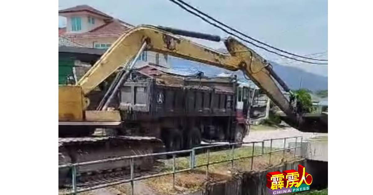  金宝县议会派遣神手工程车，进行沟渠淤泥清理工作。