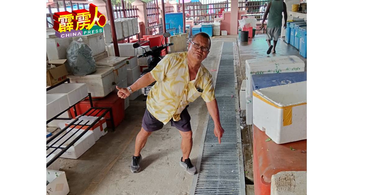 美罗巴刹内的沟渠铺上铁盖，避免有人失足坠下受伤，市民赞好。