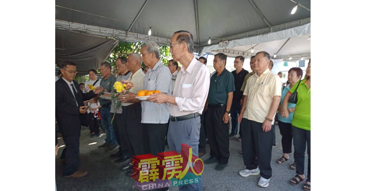 社团学校代表向刘一清老先生遗灵执绋致祭，前排右起为黄伟生丶陈细祥丶黄亚珠丶覃介邦及吴景光。