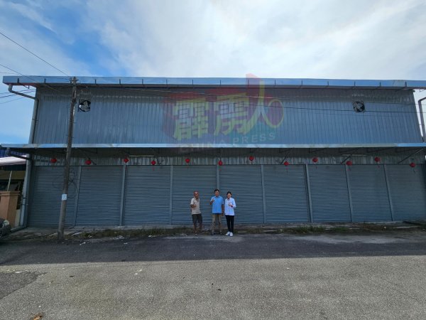 一行人巡视提升水平后的篮球场,右起为戴汇霖和邓湕𫓽。