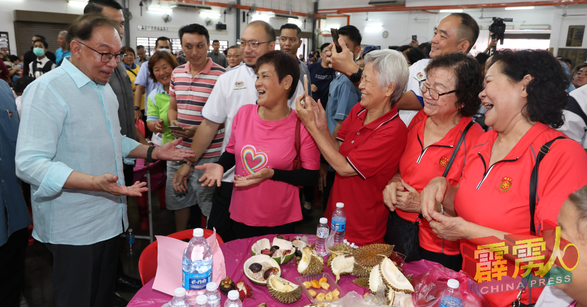 “什么？！榴槤没啦？”安华在会上与民互动，并询问榴槤去向，形成了这有趣的画面。