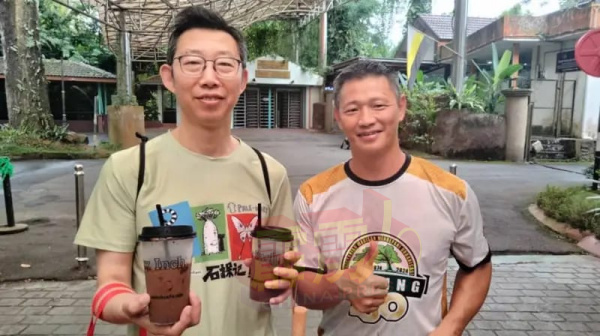 中国游客翟燕群(左)指“虎咬狮”的口感很独特,妙不可言,右为吴锡标。