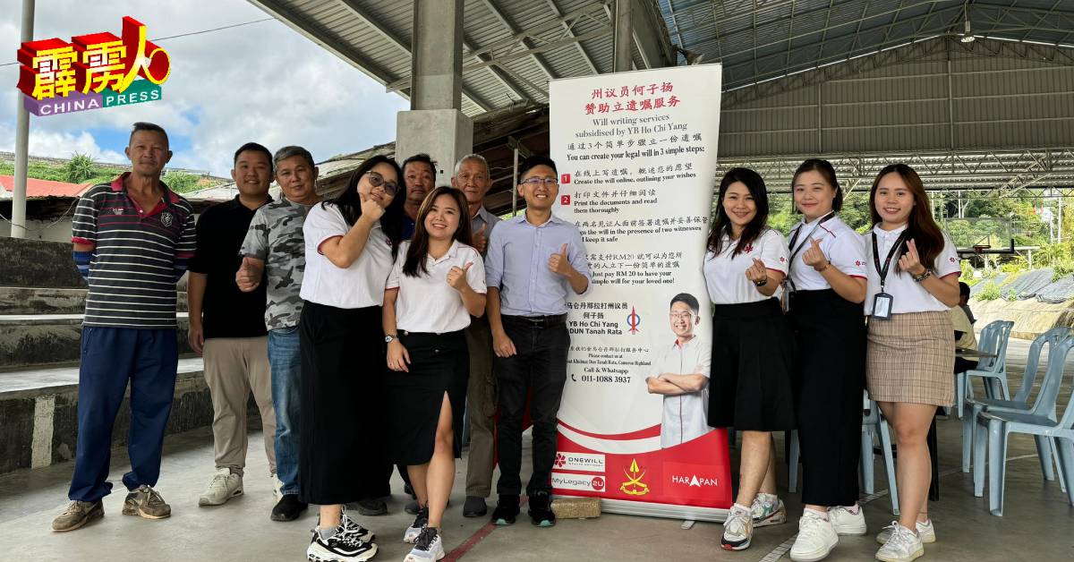 何子扬（右4）早前出席流动服务柜台活动；后排左起为覃光强丶陈宥迪丶罗良丰丶陈宝进及黄文源。（何子扬提供）