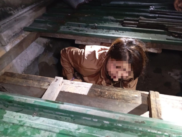 卖淫女郎藏身屋顶处,以图躲过执法。