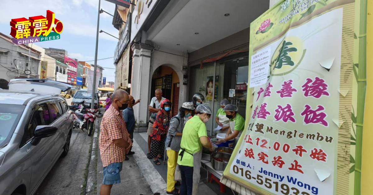 怡保莲花社目前每日派发免费素食餐的地点，为兵如港丶万里望和巴占，未来更可能会扩展至其他地区。