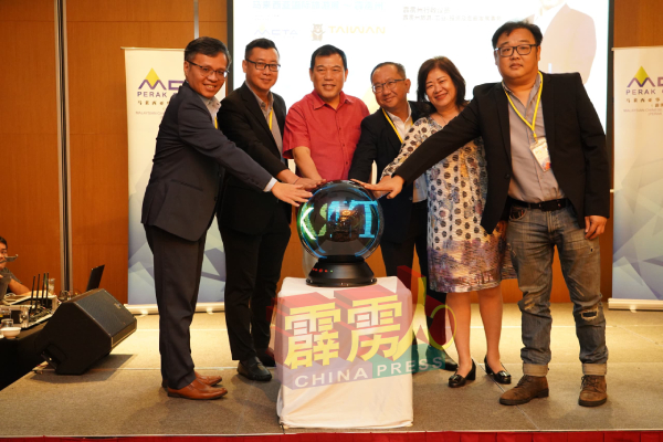 周士弼（左起）、刘永森、罗思义、刘伟康、陈美心及高照智，一同为霹雳马来西亚国际旅游展主持开幕。