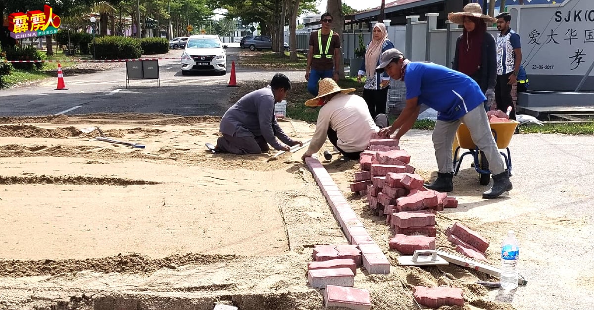 承包商近日在爱大华2区的十字路口建设安全岛，居民受促注意安全。