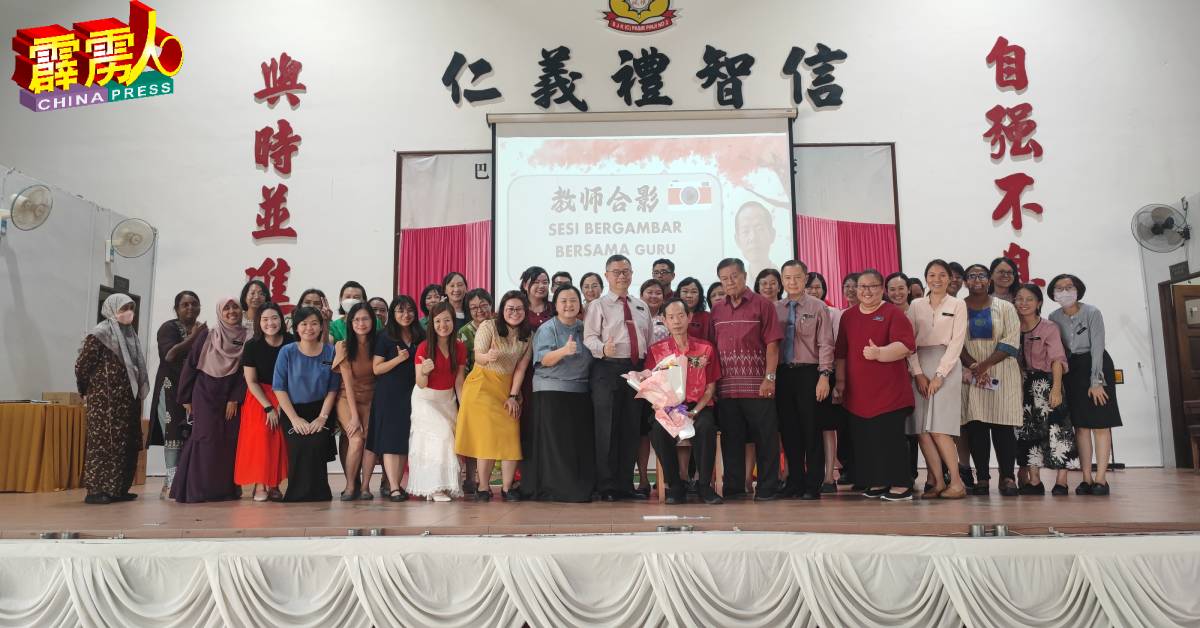 巴沙彬如华小二校全体老师和三机构代表与锺鸣扬合照；前排右7起为胡森源丶锺鸣扬和陈绍源。