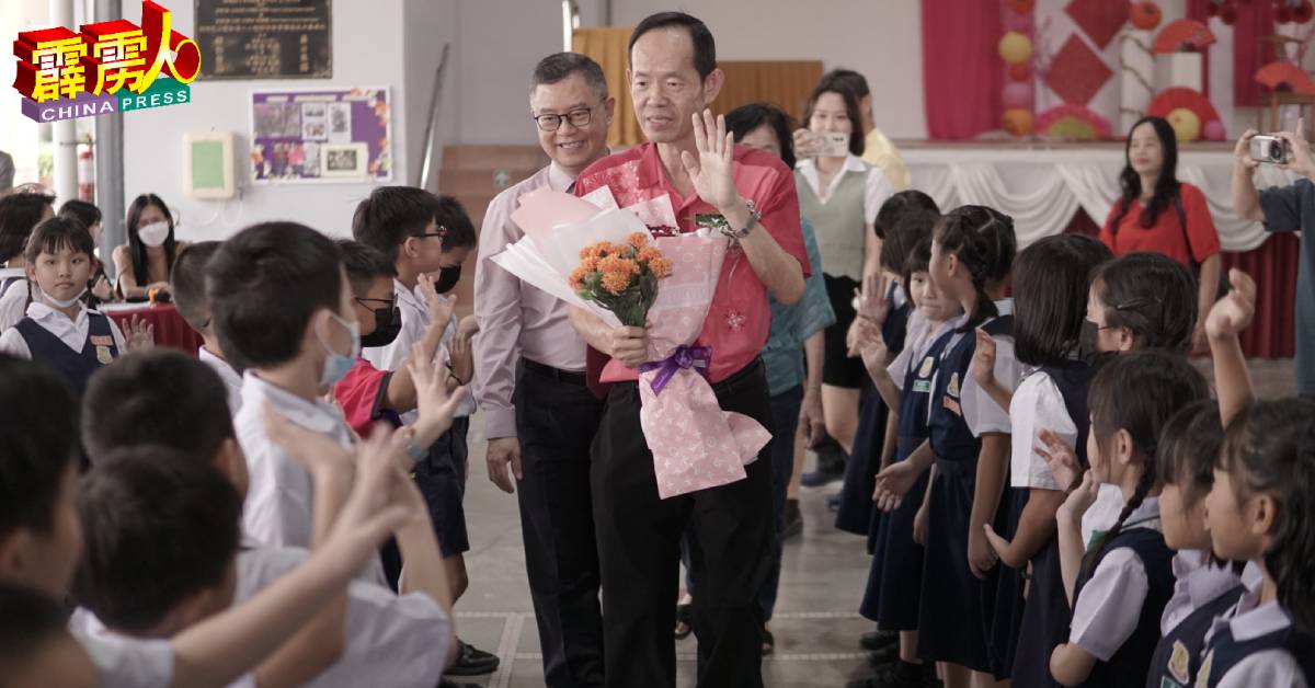 全体师生列队依依不舍欢送锺鸣扬老师荣休。