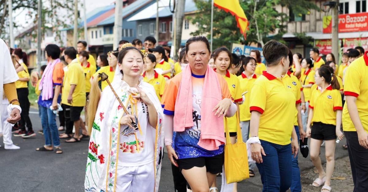 神诞进行众神出游巡境，数百村民与善信踊跃参与，场面热闹。