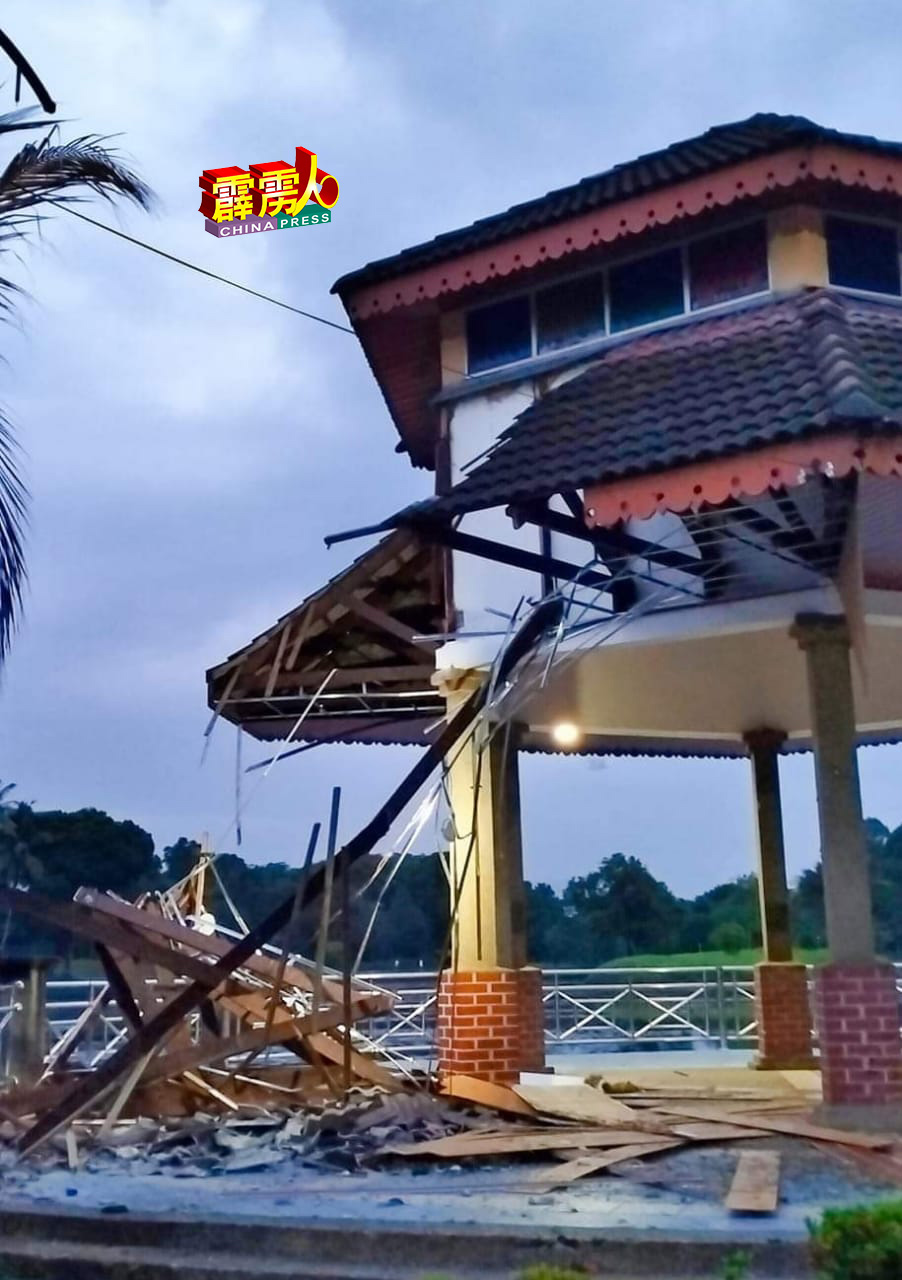 亭子局部在无风无雨下倒塌，原因待查证。