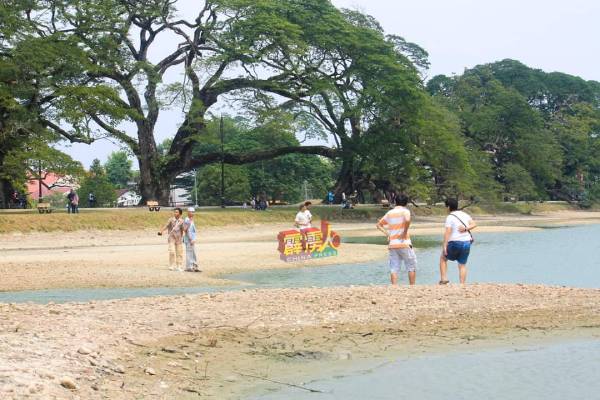 太平湖公园在持续2个月的乾旱天气中乾涸，露出大幅面积的湖床，彷如沙滩，吸引众多市民与游客在湖床上漫步。