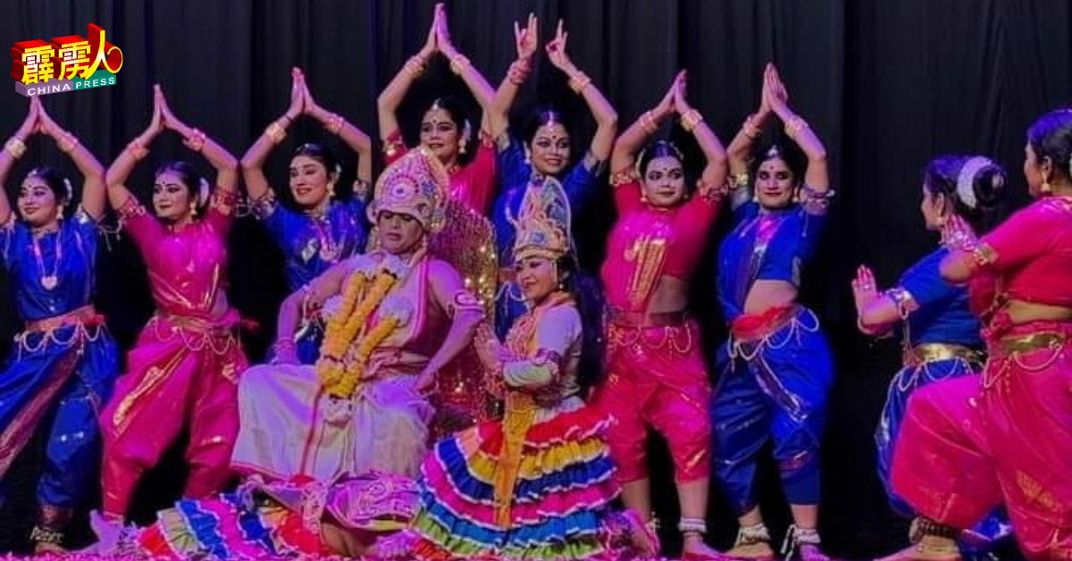 舞者一同呈现《Odissi》舞蹈，优美的姿态和灵活有神的表情，犹如会动的雕像令人赏心悦目。