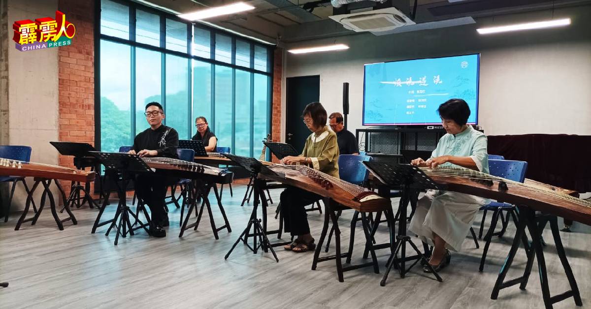 何老师带领年长学生演绎八九十年代歌曲《顺流逆流》，展示了古筝音乐的跨年龄魅力。