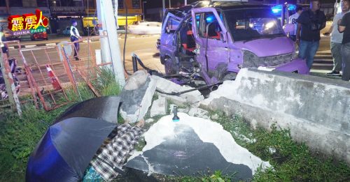 轿车撞路旁围牆  司机父亲岳母惨死