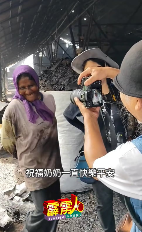 印裔奶奶非但与来自台湾的摄影师交谈，也没有抗拒拍摄个人肖像照片。（视频截图）