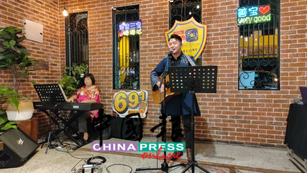 来自中国客家三宝的陈善宝在怡保举办歌友会，把客家山歌唱入山城。