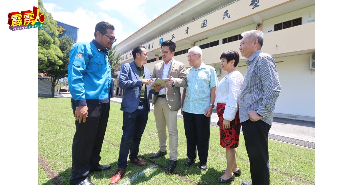 三才小学相信将安装太阳能板，届时可节省电源，李存孝（左3）向希米、国能职员阿兹兰了解进一步的进展，右起为叶志强、黄美玲、李钊毅。