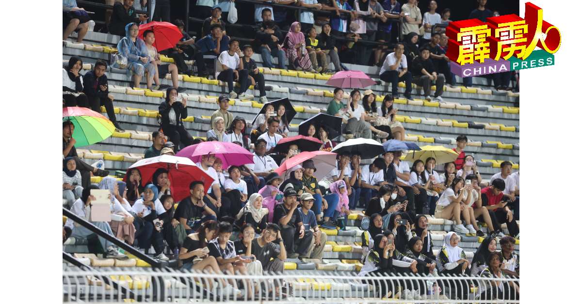 虽是雨天，但仍无阻民众及支持观赛。