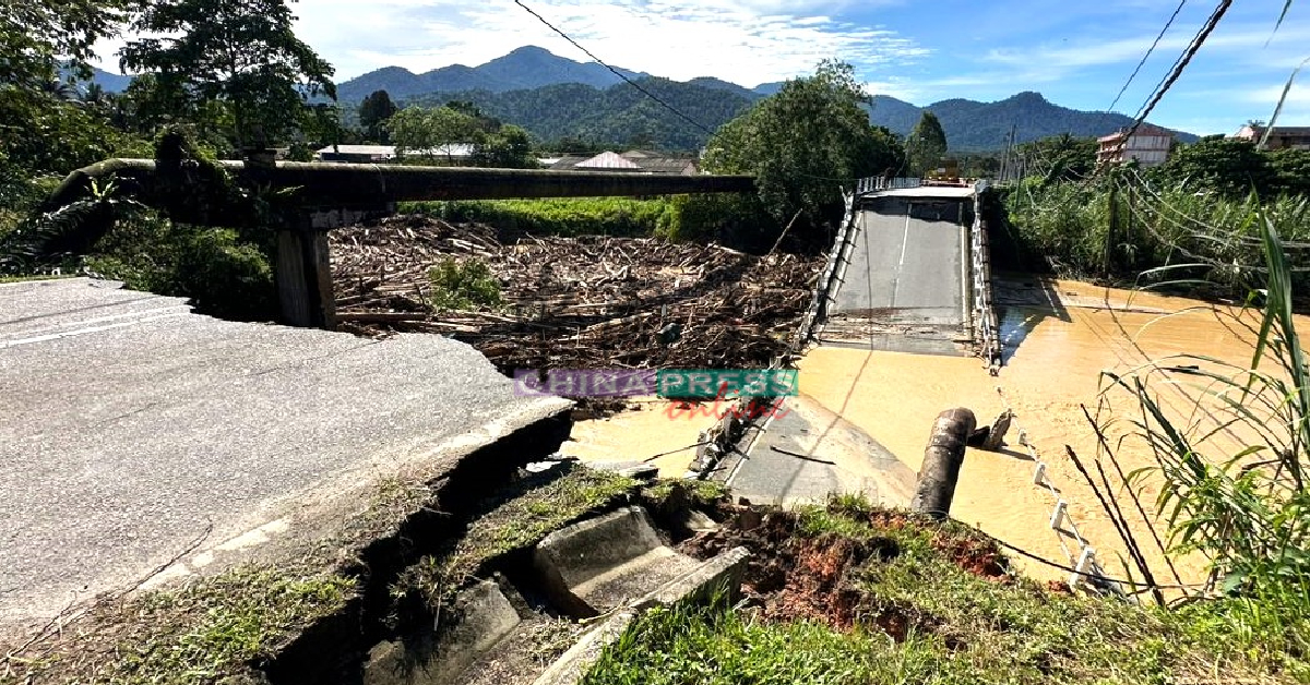 仕林河山洪冲断当地主要的一座桥梁，多人被困在对岸。