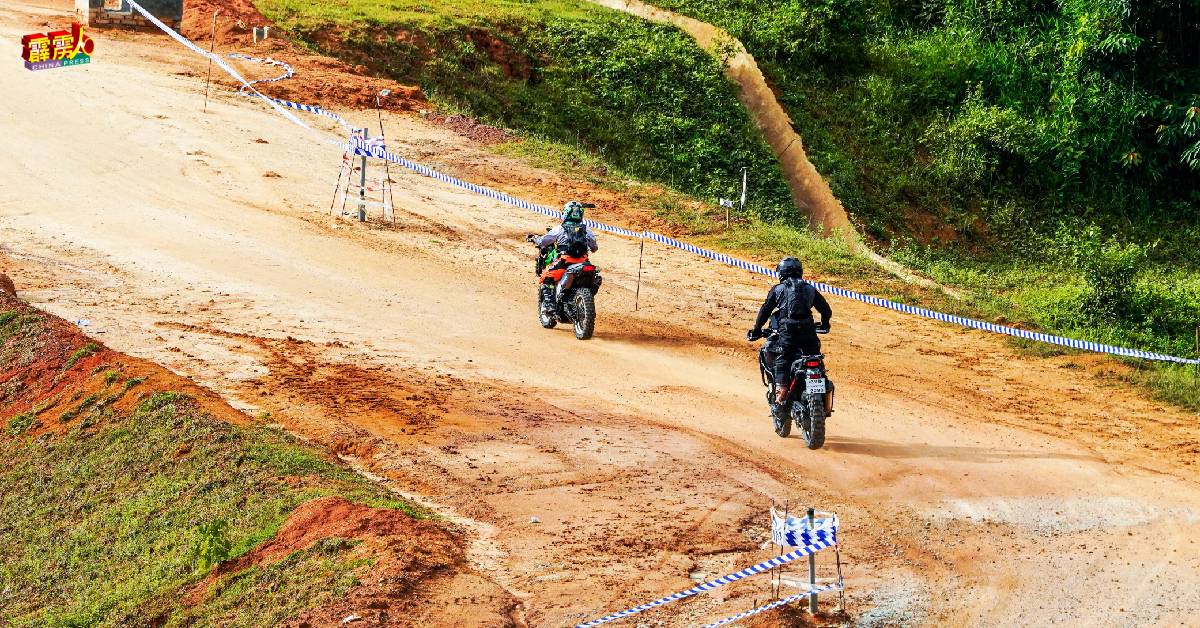 2024玲珑Rimba Raid 越野摩哆比赛A级与B级摩哆赛的其中两名选手，在泥道上疾驰，奔向森林。