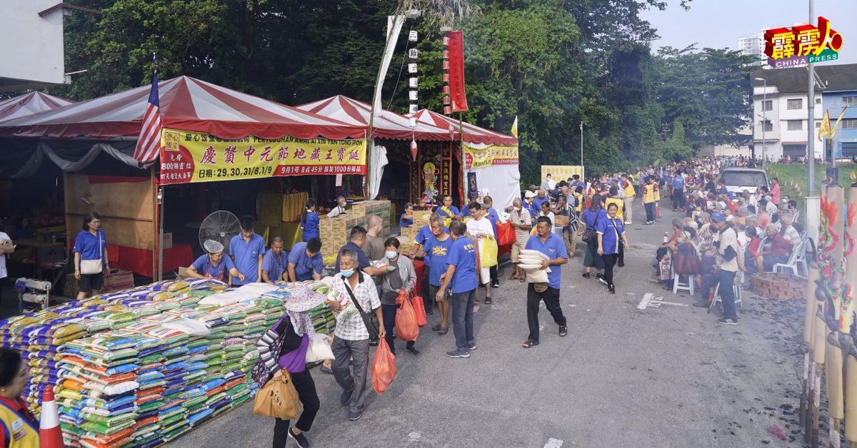 爱心饭堂配合法会，布施1000份物资给弱势群体。